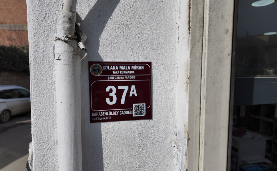 Diyarbakır Silvan Belediyesi’nden Kürtçe ve Türkçe tabela uygulaması