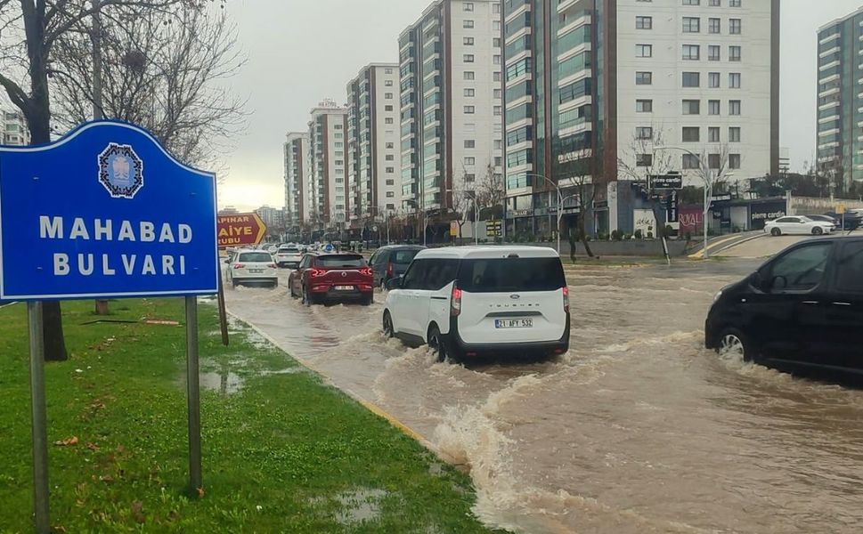 Diyarbakır'da aşırı yağış hayatı zorlaştırdı: Su baskınları yaşandı