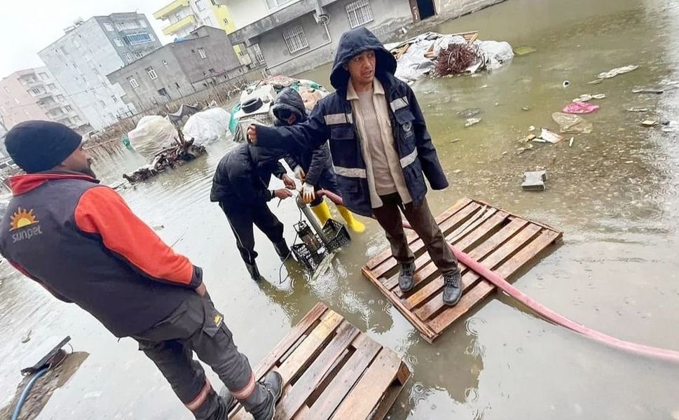 Diyarbakır'da Venedik manzaraları: Sokakları su bastı, ekipler seferber oldu