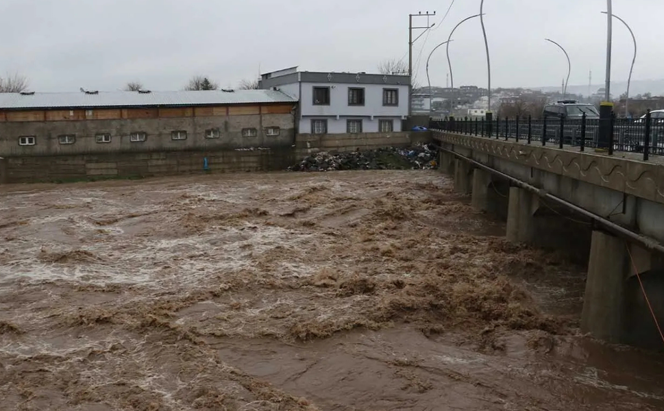 Diyarbakır’da sağanak sonrası dere taştı