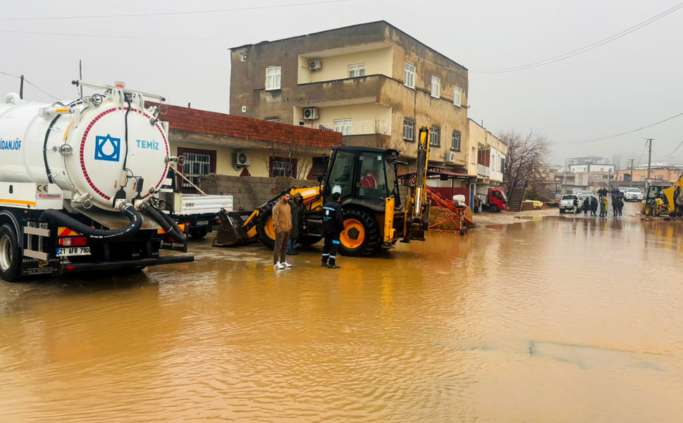Diyarbakır’da yağış sonrası DİSKİ ekipleri sahada