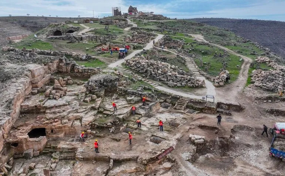 Zerzevan Kalesi’nde kadın eli: 3 bin yıllık tarih gün yüzüne çıkıyor